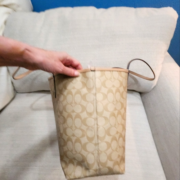 Coach Daisy Floral Print City Signature and Floral Tote Bag Purse - Picture 9 of 15